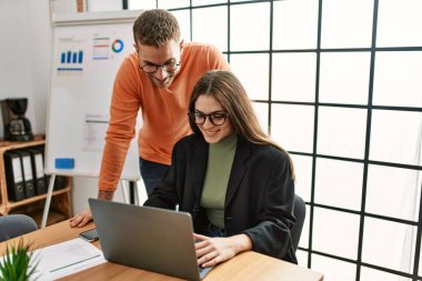 Ofiste çalışan iki beyaz iş adamı..