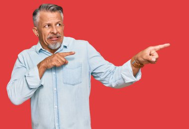 Orta yaşlı, gri saçlı, sıradan kıyafetler giyen bir kenara endişeli ve gergin bir adam. Endişeli ve şaşırmış bir ifade. 