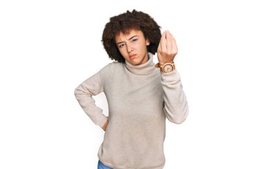 Yün kazak giyen genç İspanyol kız italyan jesti yapıyor, elleri ve parmakları kendinden emin ifade ediyor. 