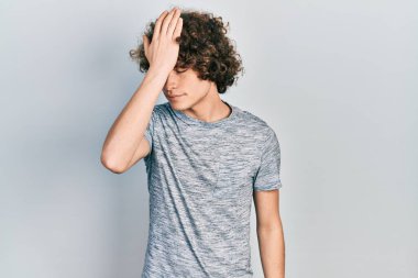 Gündelik gri tişört giyen yakışıklı genç adam, yanlışlıkla el ele verip şaşırdı, hatayı hatırla. Unuttum, kötü hafıza kavramı. 