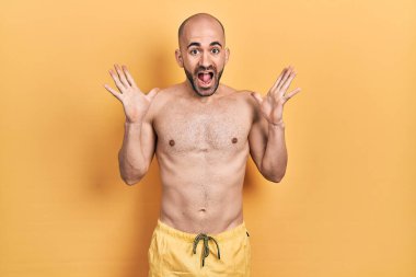 Mayo giyen genç ve kel bir adam çılgınca kutlama yapıyor ve başarıya hayret ediyor. Kolları açık ve gözleri açık, heyecanlı bir şekilde bağırıyor. Kazanan konsept 