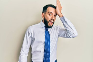 İş kravatı takan sakallı genç adam bir hata yüzünden el ele şaşırdı. Hatayı hatırla. Unuttum, kötü hafıza kavramı. 