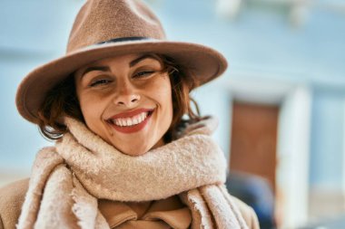 Şık giyinen genç İspanyol kadın şehirde dikiliyor..