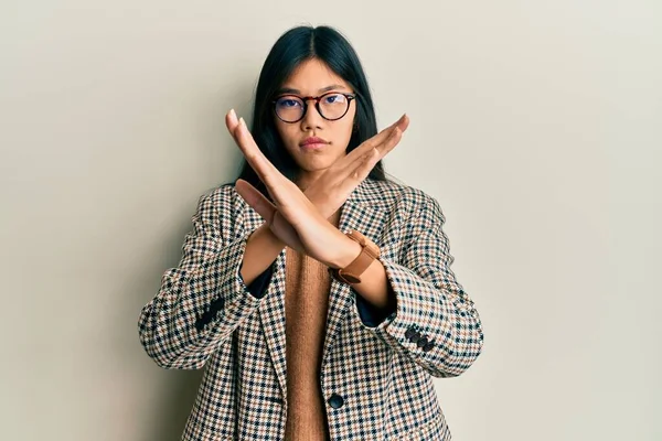 Joven Mujer China Con Estilo Negocios Gafas Expresión Rechazo Cruzando —  Fotos de Stock