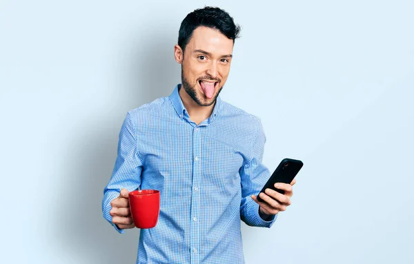 Spaanse Man Met Baard Met Smartphone Het Drinken Van Een — Stockfoto