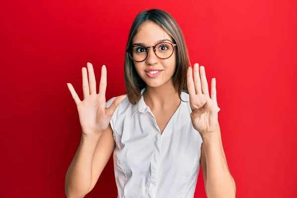 Mujer Morena Joven Con Ropa Casual Gafas Mostrando Apuntando Hacia — Foto de Stock