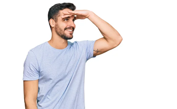 若いヒスパニック系の男性は非常に幸せと笑みを浮かべて離れて手を頭の上に見てカジュアルな服を着て 検索の概念 — ストック写真
