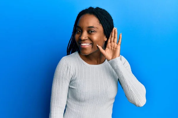 Afro Amerikaanse Vrouw Met Gevlochten Haar Draagt Casual Witte Trui — Stockfoto