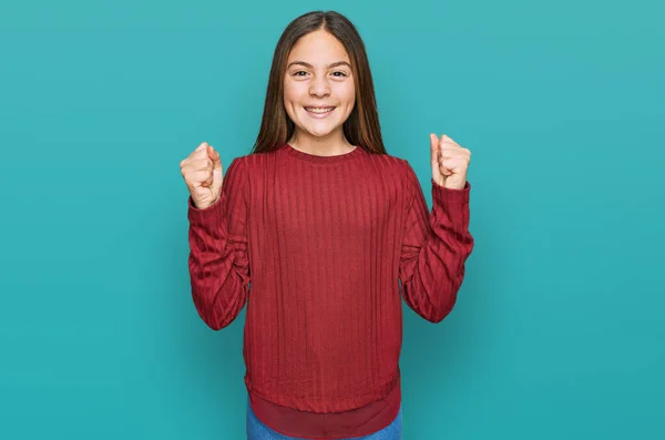 Schöne Brünette Kleine Mädchen Lässigem Pullover Feiern Überrascht Und Erstaunt — Stockfoto