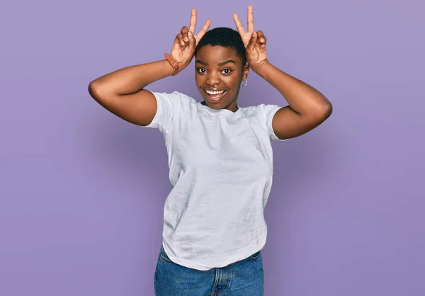 Wanita Muda African American Mengenakan Kaos Putih Santai Berpose Lucu — Stok Foto