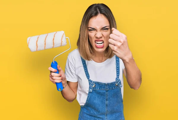 Joven Chica Rubia Sosteniendo Rodillo Pintor Molesto Frustrado Gritando Con — Foto de Stock