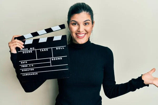 Joven Mujer Hispana Sosteniendo Tablón Video Celebrando Logro Con Sonrisa —  Fotos de Stock