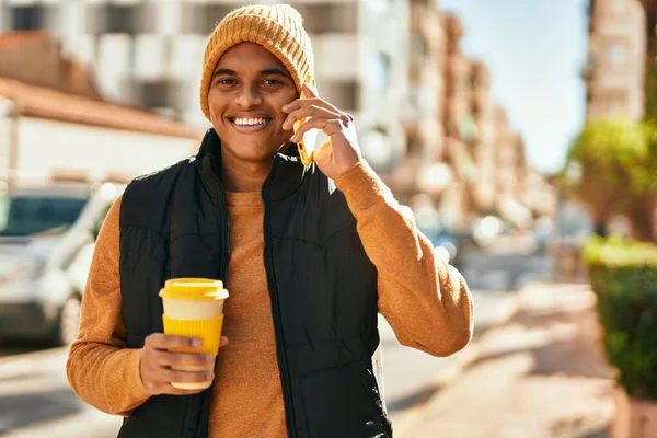 Joven Latino Hablando Smartphone Tomando Café Ciudad —  Fotos de Stock