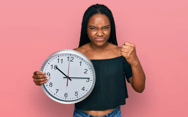 Joven Mujer Afroamericana Sosteniendo Gran Reloj Molesto Frustrado Gritando Con —  Fotos de Stock