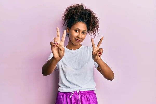 Mulher Americana Africana Bonita Com Cabelo Afro Vestindo Sportswear Sorrindo — Fotografia de Stock