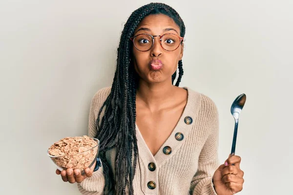 Afro Amerikaanse Vrouw Met Vlechten Die Gezonde Volkoren Ontbijtgranen Eet — Stockfoto