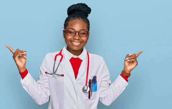 Junge Afrikanisch Amerikanische Frau Arztuniform Und Stethoskop Lächelt Selbstbewusst Und — Stockfoto