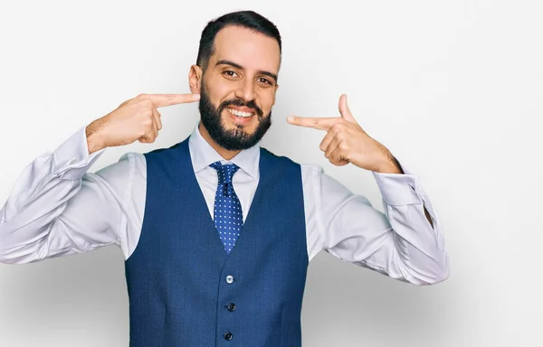 Jovem Com Barba Vestindo Colete Negócios Sorrindo Alegre Mostrando Apontando — Fotografia de Stock