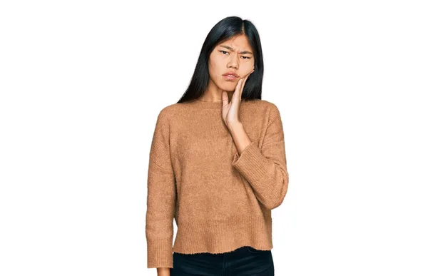 스웨터 아름다운 아시아 여인은 치통이나 병때문에 손으로 만지작 거리는 스러운 — 스톡 사진