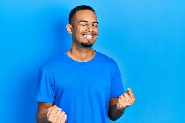 Jeune Homme Afro Américain Portant Shirt Bleu Décontracté Très Heureux — Photo