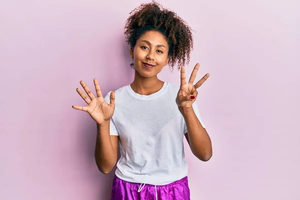 Mulher Americana Africana Bonita Com Cabelo Afro Vestindo Sportswear Mostrando — Fotografia de Stock