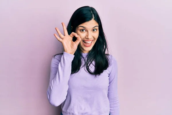 Mulher Hispânica Jovem Vestindo Roupas Casuais Sorrindo Positivo Fazendo Sinal — Fotografia de Stock