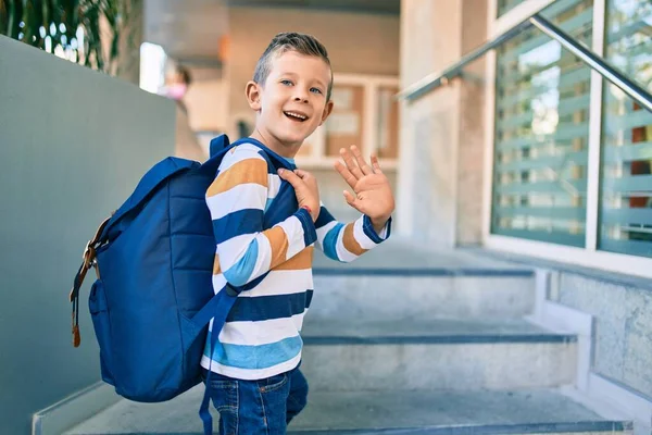 Roztomilý Běloch Student Chlapec Úsměvem Šťastný Loučení Škole — Stock fotografie