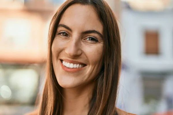 Giovane Donna Ispanica Sorridente Felice Piedi Alla Città — Foto Stock