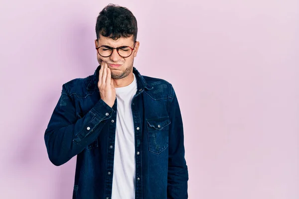 Jonge Latijns Amerikaanse Man Draagt Casual Kleding Glazen Aanraken Mond — Stockfoto