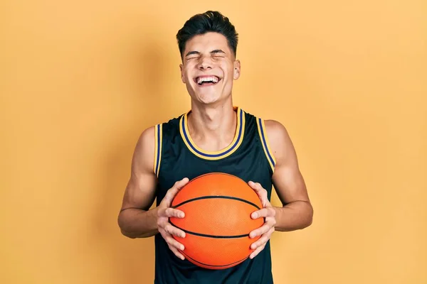 Молодой Латиноамериканец Баскетбольным Мячом Улыбается Громко Смеется Потому Смешная Сумасшедшая — стоковое фото