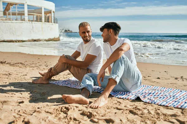 Mladý Gayové Pár Usměvavý Šťastný Sedí Pláži — Stock fotografie