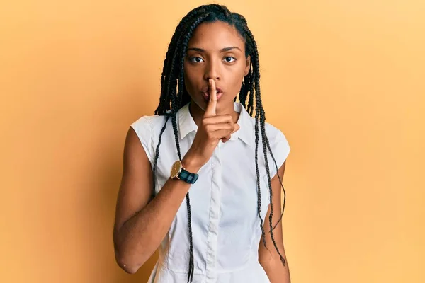 Mujer Afroamericana Vestida Con Ropa Casual Pidiendo Silencio Con Dedo —  Fotos de Stock