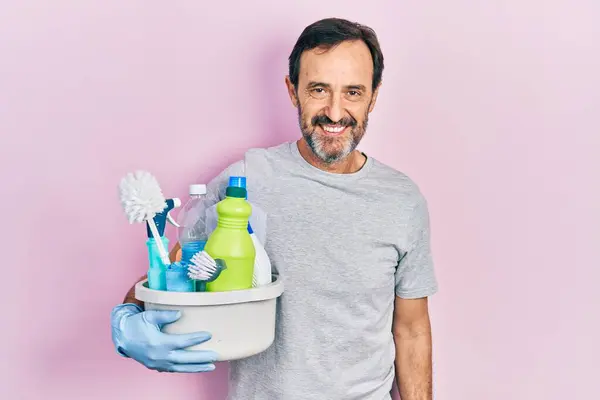 Homem Hispânico Meia Idade Segurando Produtos Limpeza Olhando Positivo Feliz — Fotografia de Stock