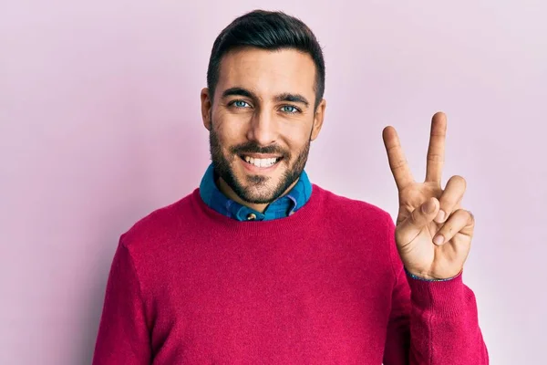 Mladý Hispánec Nosí Ležérní Oblečení Ukazující Ukazující Prsty Číslo Dvě — Stock fotografie