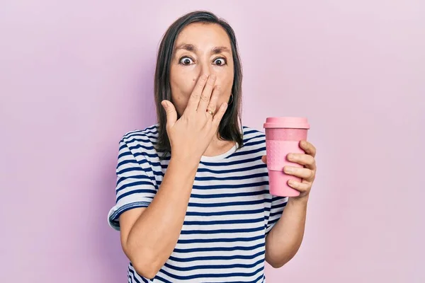 Medelålders Latinamerikanska Kvinna Håller Kaffe Täcker Munnen Med Handen Chockad — Stockfoto