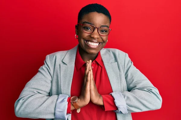 Fiatal Afro Amerikai Üzleti Kabátban Szemüvegben Kéz Kézben Imádkozva Bocsánatért — Stock Fotó