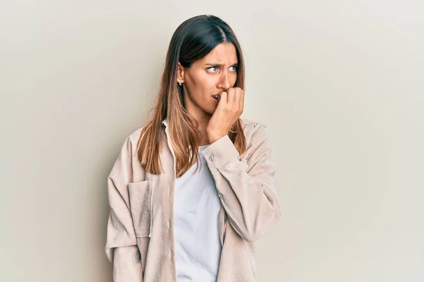 Mujer Joven Morena Con Ropa Casual Que Estresada Nerviosa Con — Foto de Stock