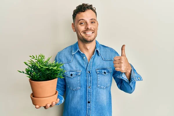 Jonge Latijns Amerikaanse Man Met Houten Plantenpot Glimlachend Gelukkig Positief — Stockfoto