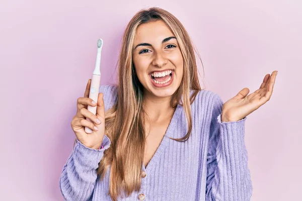 Vacker Latinamerikansk Kvinna Som Håller Elektrisk Tandborste Fira Prestation Med — Stockfoto