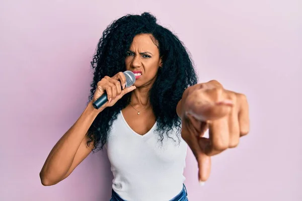 Mujer Afroamericana Mediana Edad Cantando Canción Usando Micrófono Apuntando Con —  Fotos de Stock