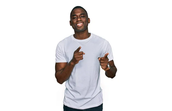 Νεαρός Αφροαμερικάνος Που Φοράει Λευκό Μπλουζάκι Που Δείχνει Την Κάμερα — Φωτογραφία Αρχείου