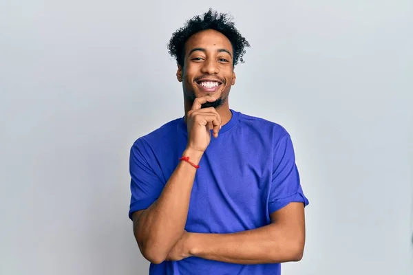 Jovem Afro Americano Com Barba Vestindo Camisa Casual Azul Sorrindo — Fotografia de Stock