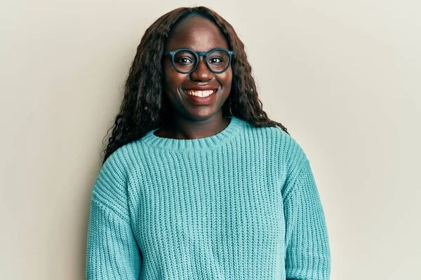 Mujer Joven Africana Con Ropa Casual Gafas Con Una Sonrisa —  Fotos de Stock