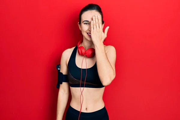 Spor Kıyafetleri Giyen Kulaklık Takan Genç Spanyol Bir Kız Bir — Stok fotoğraf