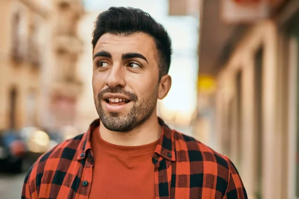 Joven Hispano Sonriendo Feliz Pie Ciudad —  Fotos de Stock