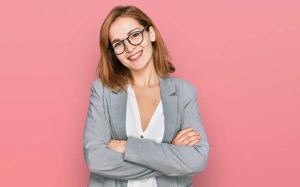 Mulher Caucasiana Jovem Vestindo Estilo Negócios Óculos Rosto Feliz Sorrindo — Fotografia de Stock