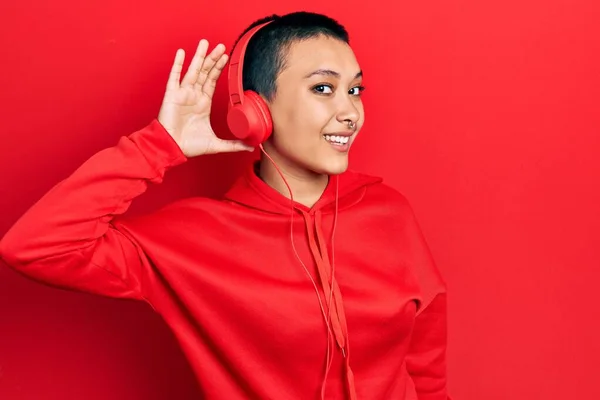 Hermosa Mujer Hispana Con Pelo Corto Escuchando Música Usando Auriculares —  Fotos de Stock