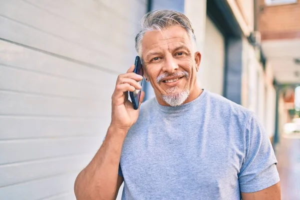 Middelbare Leeftijd Hispanic Grijs Harige Man Glimlachend Gelukkig Praten Smartphone — Stockfoto