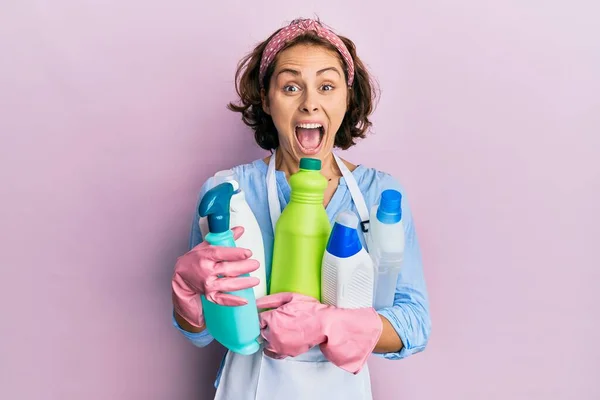 Young Brunette Woman Wearing Cleaner Apron Holding Cleaning Products Celebrating — Stock Photo, Image