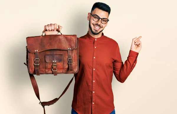 Giovane Uomo Ispanico Con Barba Che Indossa Borsa Pelle Sorridente — Foto Stock